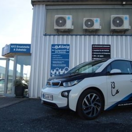 E-BMW vor unserer Halle